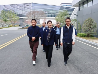 海宁市政协主席杨琳琳一行莅临百游网络科技参观交流